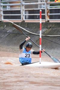 四川皮划艇激流回旋比赛在米易开赛，多支队伍参赛，激烈角逐