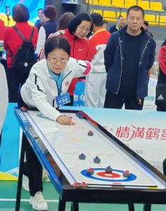 湖北桌上冰壶球队上海夺五奖，老健会精神展风采