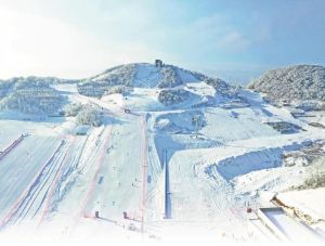 巴东县绿葱坡滑雪场四季好玩，滑雪外还能骑马康养研学露营