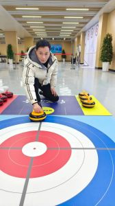 五块石街道暑期桌上冰壶公益培训，青少年切磋技艺，邻里共庆欢乐时光