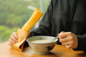 雨中跑马拉松男子面瘫，名中医，熬夜不吃早餐是病根