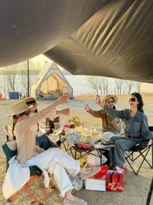 《野外露营》_夫妻联谊变危机，赵小雅失踪引阴谋！