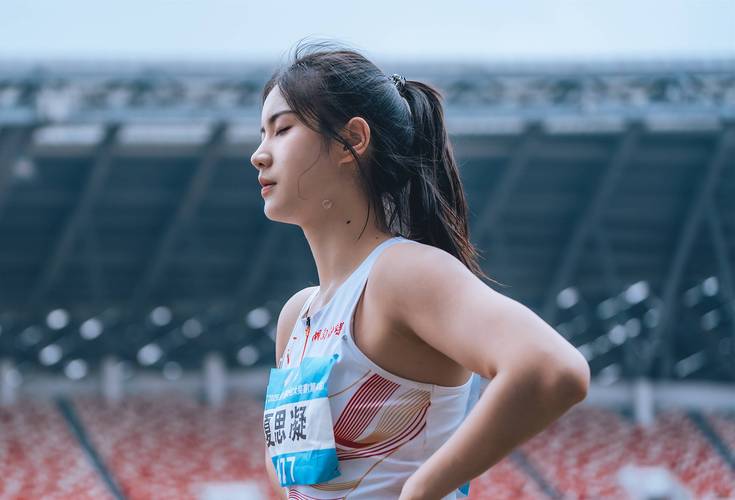 美女田径运动员亮眼，颜值与实力并存成风景线