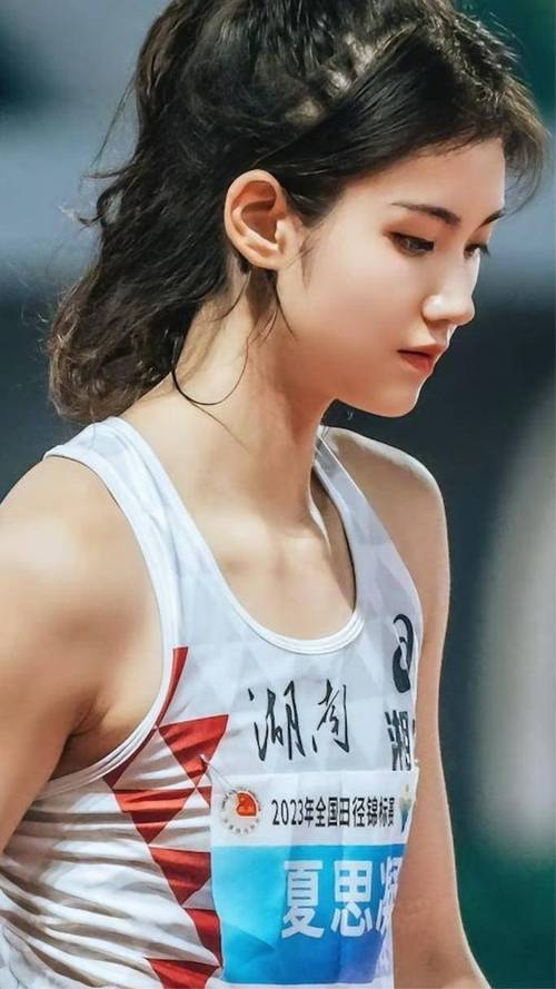 美女田径运动员亮眼，颜值与实力并存成风景线