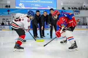 中国青少年冰球联赛北京赛区开幕，28支队伍399名运动员竞技角逐