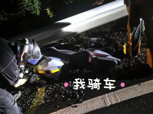 女子骑车忘横杠，尴尬下车遇意外，提醒大家平常心面对生活