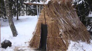 雪地露营庇护所搭建_洞岩树根做庇护，简易棚屋快搭建