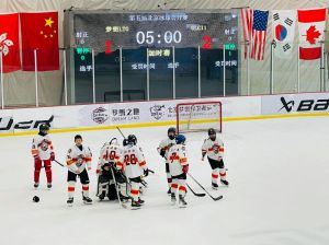 北京中芬青少年冰球友谊赛，冰上竞技促交流