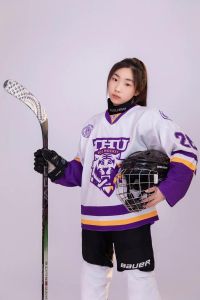 17岁女孩打破冰球界传统，成首个入选18岁以下选秀女球员