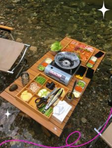 年轻女孩在溪边独自做饭露营_东莞桥底女生做饭，真实与流浪的思考
