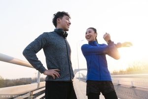 夫妻二人一起做的户外运动_情侣日常冒险，简单互动也能点燃爱意