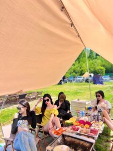 陪女儿闺蜜去露营三人_孙怡母女露营温馨，离婚后更爱自由旅行