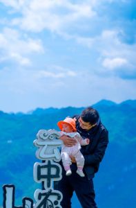 曾婉之跟着爸爸去露营_曾婉之感性爸爸露营，父女情深共赏星空