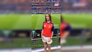 谷爱凌现场看世界杯，为西班牙队加油点赞