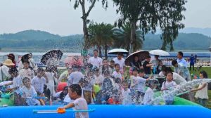 白鹤湖嬉水季7月启，森野漂流沙滩乐，美食音乐享清凉