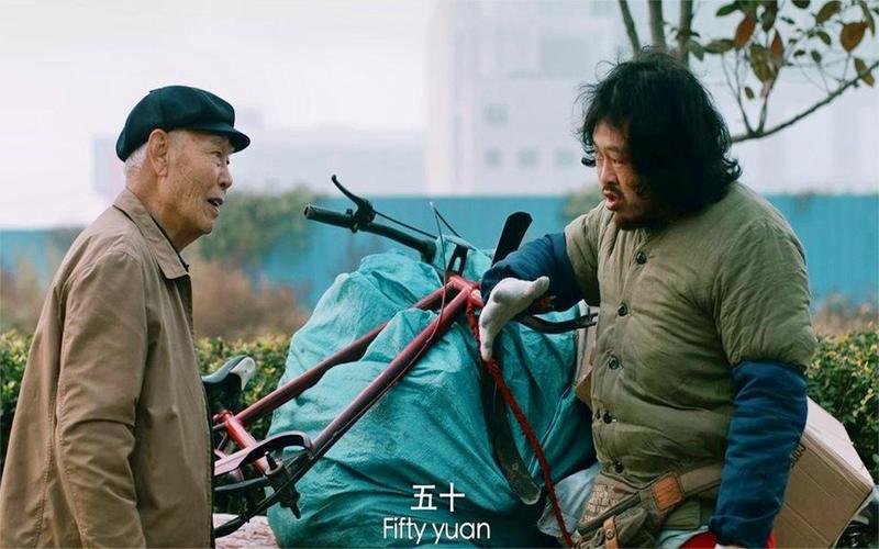 大爷自行车载狗当后视镜,稳如泰山! 大爷自行车载狗当后视镜,稳如泰山!