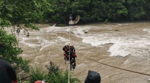 暴雨致情侣露营时被困_宁波情侣露营遇暴雨被困 消防员绳索救援安全返回