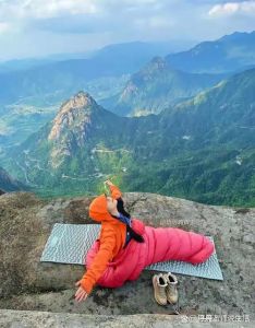 女子独自山上露营差点殒命_户外徒步需谨慎，结伴通讯保安全