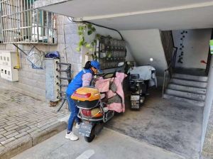 小区一楼楼道乱堆自行车，影响卫生通行，建议清理规范！
