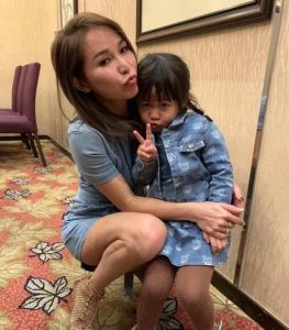 洗米嫂带小女儿海边潜水，11岁周善潼像老爸！
