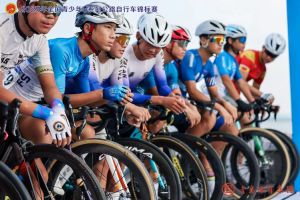 自治区青少年自行车赛在我市滨河大道开赛，多支队伍激烈竞技，展现青春风采