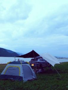 云南户外露营_香格里拉高湖磨盘山风光玉湖村慢生活大海草山草原大山包云端漫步