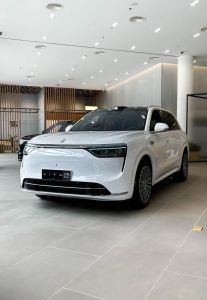 华为问界m8露营模式_智能语音秒变床，空间大储物足，户外用电无忧