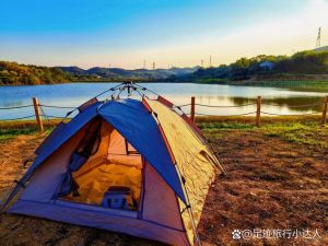 水秘境森林露营地_湖陂村水杉林冬成红海，四季皆宜景色美，交通便利，提供乡村野趣