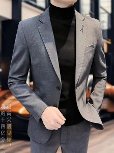 50岁男士穿年轻款休闲西服_选对颜色与版型，搭配有讲究