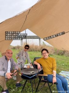闺蜜带她爸爸我带我爸去露营_平凡小事见证亲情真谛