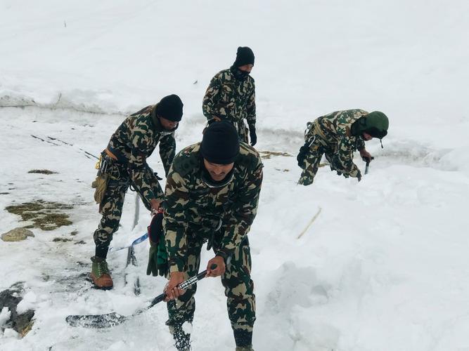 尼尔马尔·普尔贾团队遇雪崩10人遇难，震惊登山界，各国哀悼