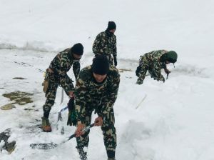 尼尔马尔·普尔贾团队遇雪崩10人遇难，震惊登山界，各国哀悼