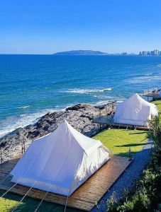适合海边露营的地方推荐_大连金石滩归野观澜露营地2026年7月开放，山海景致，酒店式帐篷，儿童乐园，徒步篝火等你来！