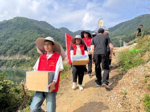 团市委慰问鄂尔多斯自行车联赛志愿者