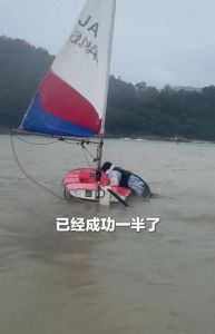 温州桨板事故，教练称有漩涡不敢捞，水深与宣传不符，安全隐患引关注