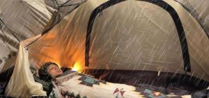 两个女生户外露营突然下大雨_新能源车露营新趋势，无需发电机燃气灶，体验虽有局限但正逐步完善