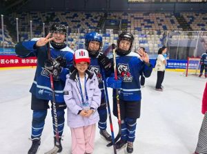 第三届金鹰杯六城市青少年冰球邀请赛在哈尔滨开幕，200余名青少年运动员参赛