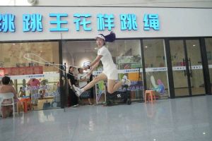 塔子湖攀岩夜场火爆！黑炼夜吸引上班族，新手也能轻松玩