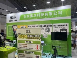 黑鸟智能单车亮相车展，骑行台人气爆棚！